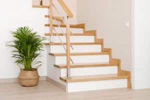 Habillage de marches sur escalier béton avec garde-corps rampant ballustrois BOIS / Inox