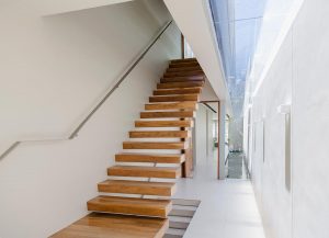 Escalier autoporteur sans fixation apparentes
