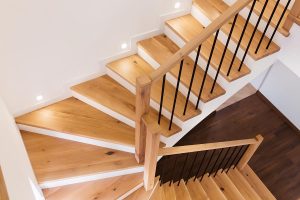 Habillage des marches et rembarde vac ballustre acier et main courante bois