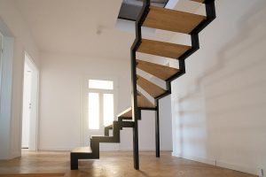 Escalier lmimopn en crémaillère en acier et marches en bois